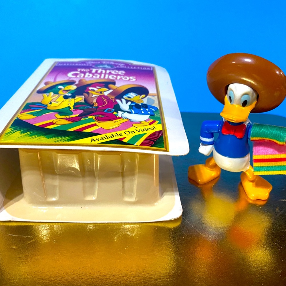 WALT DISNEY 1996 COLLECTIBLE MCDONALD’S THE THREE CABALLEROS MINI VHS CASE & TOY - Picture 8 of 10